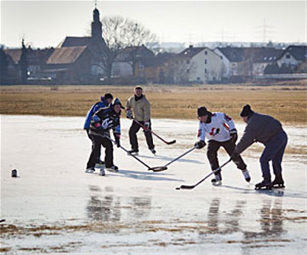 So tut Sport bei eisiger Kälte nicht weh Auch bei klirrender Kälte kein Fehler: Sport im Freien, etwa Eishockey auf einer natürlichen Eisfläche.