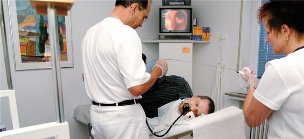 Endoskopie heute: meist Sedierung oder Kurznarkose Auch bei kurzen Untersuchungen wie einer Magenspiegelung werden Patienten meist sediert.