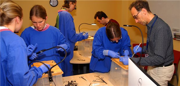 „Aufschneidertag“ soll fürs Fach Chirurgie begeistern Auch das Üben einer Bypass-Operation am Herzen war möglich.