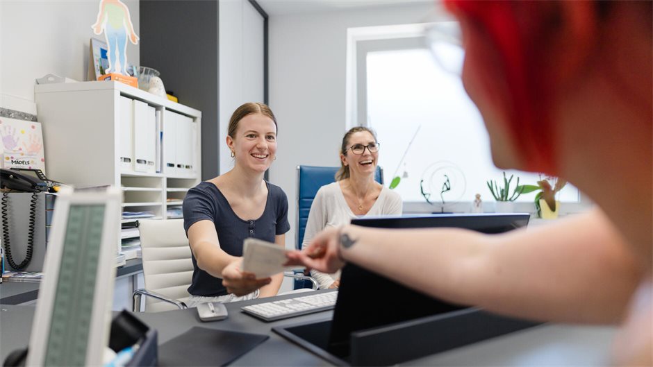 Auch das gehört dazu: Medizinstudentin Amelie Hänel lernt von Hausärztin Dr. Eli...
