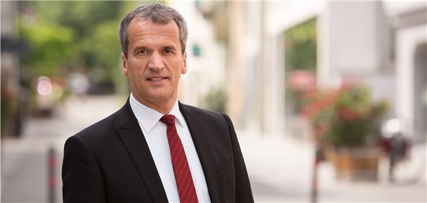 Hennrich und Franke gegen Boni-Verbot nur in der GKV Auch der CDU-Gesundheitsexperte Michel Hennrich ist mittlerweile der sozialrechtlichen Absicherung der Rx-Preisbindung überzeugt.
