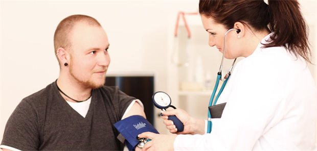 Das Ringen um neue (alte) extrabudgetäre Leistungen hat begonnen Ärztin misst Blutdruck bei einem Patienten