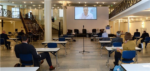 Trotz Corona keine Delle bei Niederlassungen Auch der Gesundheitskongress des Westens findet wegen Corona erstmals in hybrider Form statt. Dr. Philipp Stachwitz, Director Medical Care beim health innovation hub des Bundesgesundheitsministeriums, war per Video zugeschaltet.