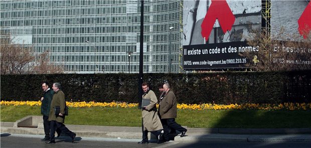 EU-Parlament: Plädoyer für Asbest-Strategie Auch die EU selbst hat ihre leidige Erfahrung mit Asbest. Das Berlaymont-Gebäude in Brüssel musste Anfang 1992 geräumt werden, nachdem lebensgefährliches Asbest aus den Deckenverkleidungen rieselte. Jahrelang stand der Bau leer, bevor sich der belgische Staat als Besitzer zur Sanierung entschloss.