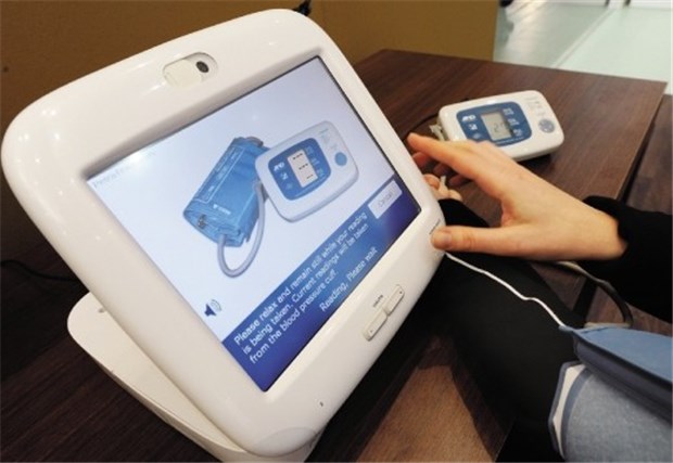 Wie Technik Patienten helfen kann Auch die Patientenversorgung zu Hause ist Teil des Gesundheitsparcours. Hier gibt der Intel Health Guide Infos zur Blutdruckmessung.