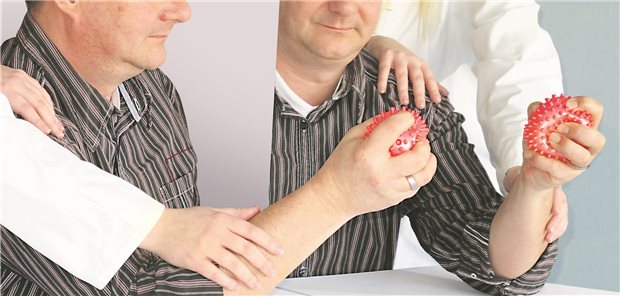 Auch die Spiegeltherapie kann bei Patienten mit Morbus Sudeck einen Versuch wert sein.