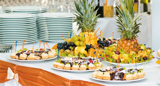 Auch ein Dessert ist drin: Die Übernahme der Bewirtung durch ein Unternehmen ist möglich, wenn das Essen nicht zu opulent ausfällt.