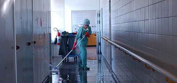 Hygiene-Profis verzweifelt gesucht Auch ein Teil der Hygiene: Reinigung im OP-Trakt.