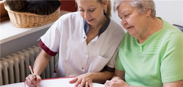 Netzschwester stärkt die Patientenbindung Auch ergänzende Hausbesuche gehören zu den Aufgaben der Netzschwester. (Motiv mit Fotomodellen)