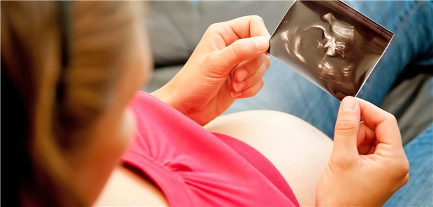 Auch für Frauen mit Rheumatoider Arthritis lässt sich ein Kinderwunsch erfüllen. Ein Facharzt sollte allerdings frühzeitig mit einbezogen werden.