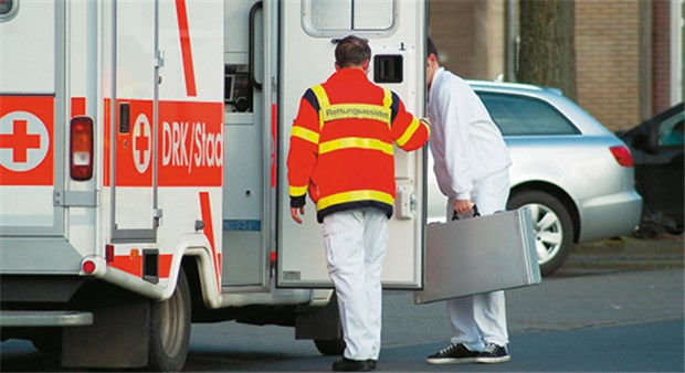 Reanimation oder nicht - wer entscheidet? Auch für Rettungssanitäter und Notarzt gilt: Der Wille des Patienten ist entscheidend.