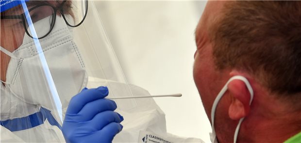 Auch für die neuen Antigentests auf SARS-CoV-2 müssen Abstriche gemacht werden. Das Ergebnis ist aber in der Regel schneller verfügbar als bei PCR-Tests.
