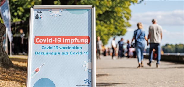 Lauterbach will „klare“ Corona-Impfempfehlungen für alle Altersgruppen Auch für die vierte Corona-Impfung geöffnet: Ein Aufsteller mit der Aufschrift „Covid-19 Impfung“ in verschiedenen Sprachen steht neben einer temporären Impfstation in der Innenstadt von Hannover.
