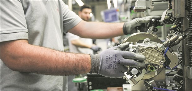 „Applaus“ für den gesunden Arbeitsplatz Auch hier ist die richtige Bewegung wichtig: Produktion einer Hochdruckeinspritzpumpe bei Bosch in Stuttgart.