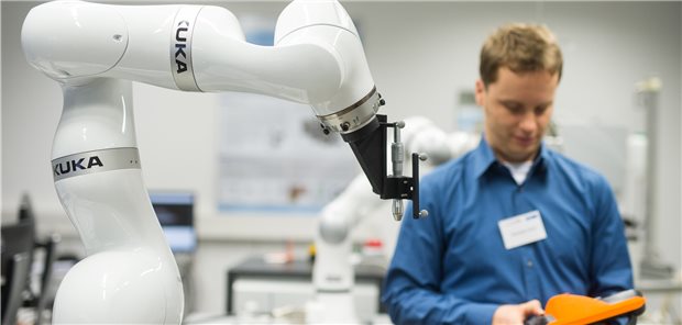 Auch im OP hat die Zukunft begonnen: Roboterarm, an dem ein chirurgischer
Bohrer montiert ist. (Archivbild).