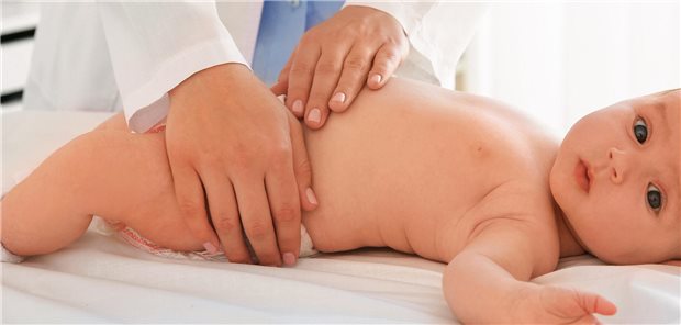 Baby wird von einem Arrzt untersucht.