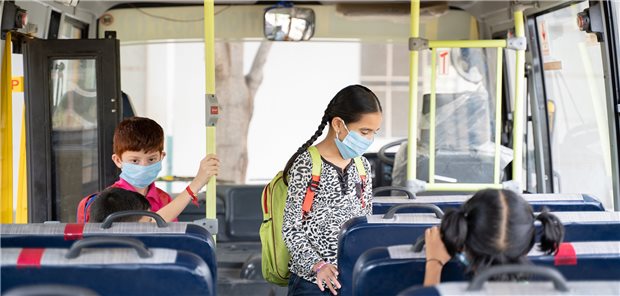 Auch im Schulbus, nicht nur im Klassenzimmer, gilt es auf die AHA-Regeln zu&#xA;achten, um Infektionen zu vermeiden.