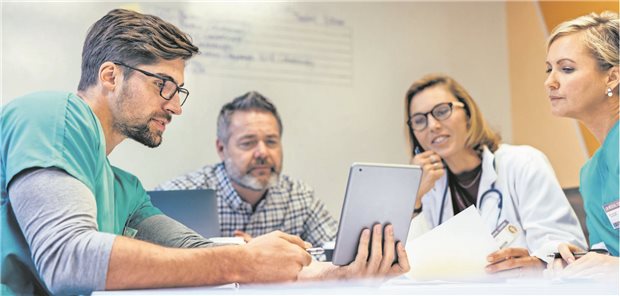 „Eine gute Patientensteuerung kann die Versorgungsqualität verbessern“ Auch im ambulanten Bereich werden Routinedaten zur Qualitätsmessung eingesetzt, etwa im AOK-Projekt „Qualität in Arztnetzen – Transparenz mit Routinedaten“ (QuATRo).