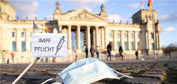 Auch im vergangenen Jahr stellten der Umgang mit der Corona-Pandemie und Debatten um die mögliche Einführung einer Impfpflicht wichtige Themen in der Arbeit des Petitionsausschusses dar. (Fotomontage)