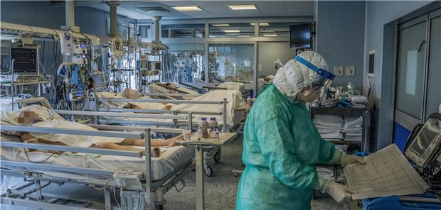 Wenig freie Intensivbetten, mehr Todesfälle Kraftlos und ständig müde: So fühlen sich zwei Drittel aller Patienten mit schwerer COVID-19 auch noch sechs Monate nach Erkrankungsbeginn.