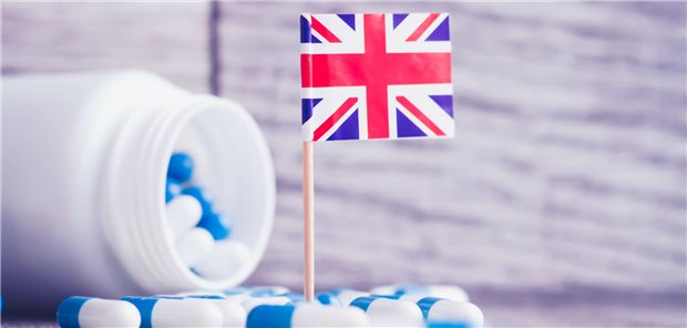 Pillen vor der Flagge Großbritanniens