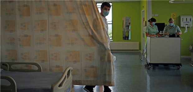 Leere Betten und Praxen wegen COVID-19 Auch in Großbritannien scheuen Patienten den Gang in Praxis und Krankenhaus auch Furcht vor einer Ansteckung mit SARS-CoV-2.