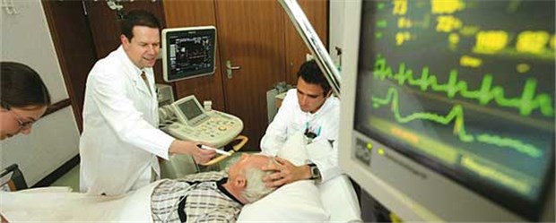 Das Vertrauen schwindet, Skepsis und Sorgen nehmen zu Auch in Zukunft gute Versorgung? EKG bei der Behandlung eines Schlaganfall-Patienten in einer Koblenzer Stroke Unit.
