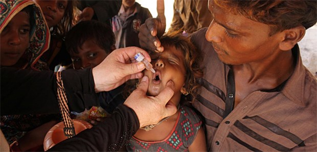 Das 'Schwarze Schaf' Pakistan Auch in den Slums von Karachi sind die Impfhelfer unermüdlich im Einsatz.