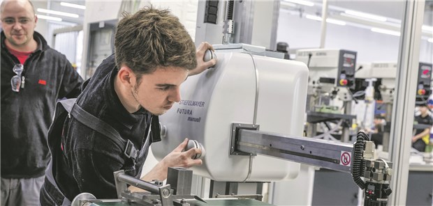 Siemens BKK erstellt Ergonomielandkarte Auch in der Elektronikindustrie herrschen gesundheitliche Gefahren am Arbeitsplatz. Ein Auszubildender bei ABB.