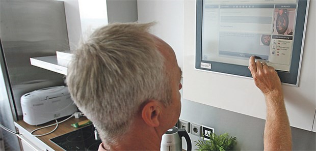 Dank Technik länger in der eigenen Wohnung Auch in der Küche können technische Assistenzsysteme das Leben im Alter erleichtern.