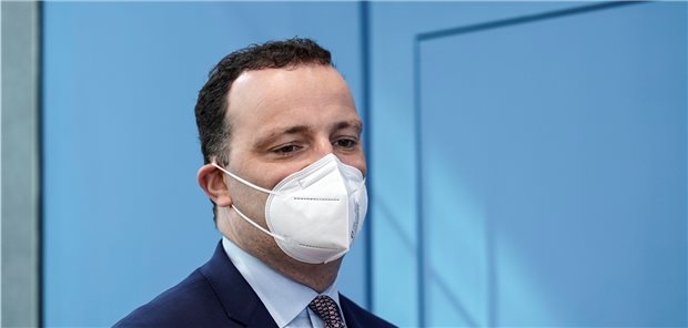 Minderwertige Corona-Schutzmasken: Spahn wehrt sich – und erhält Rückendeckung Auch jene Masken, um die es gehe, seien nachweislich geprüft worden. Sie hätten zwar keine EU-Zertifizierung, seien aber beim Infektionsschutz sicher, sagte Gesundheitsminister Jens Spahn am Montag.