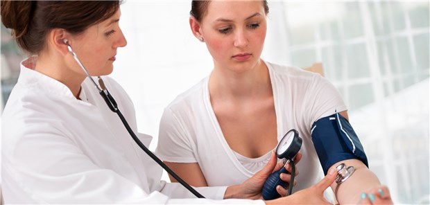 Auch junge Patienten mit stark schwankenden Blutdruckwerten haben ein erhöhtes kardiovaskulärer Risiko. 