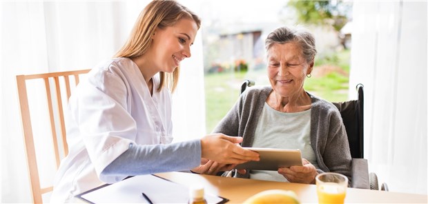Auch mehr Effizienz durch Digitalisierung: Die MFA kann beim Patienten über das Tablet den Kontakt zum Arzt herstellen. 