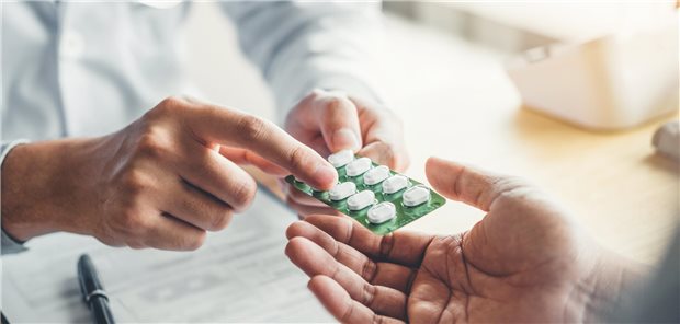 Attila Altiner: „Potenzielle Lebensretter sollten wir nicht leichtfertig verordnen“ Auch mit Delayed Prescribing lässt sich der Antibiotikaverbrauch reduzieren. Das heißt, der Patient bekommt zwar das Rezept, „wir vereinbaren aber, dass er es nur einlöst, wenn es ihm am nächsten Tag wirklich schlechter geht“, erläutert Prof. Attila Altiner.