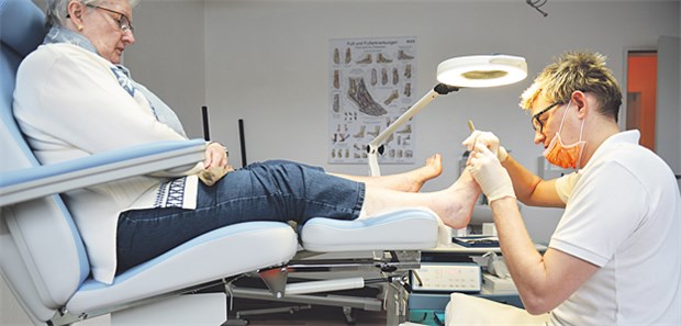 Auch mit podologischen Maßnahmen lässt sich Rezidivulzera gegensteuern. Patienten sollten daher regelmäßig auf Läsionen gescreent werden.