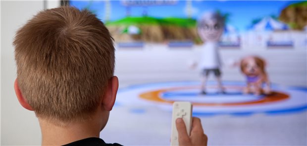 Studie zu Corona-Gesundheitsfolgen für Kinder gestartet Junge vor dem Fernsehen.