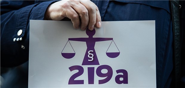 §219a – Eine Reform und ihr Preis Auch nachdem der Bundestag die Änderung des Paragrafen 219a beschlossen hat, hält der Protest dagegen an. Hier ein Schild während des Berufungsprozesses gegen die Gießener Ärztin Hänel, die auf ihrer Webseite Abtreibung als Leistung beschrieben hatte. © Silas Stein/dpa