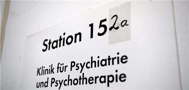 Auch psychiatrische Kliniken wurden von der Pandemie stark gebeutelt Stationsschild mit korrigierter Benennung für eine Klinik für Psychiatrie und Psychotherapie.