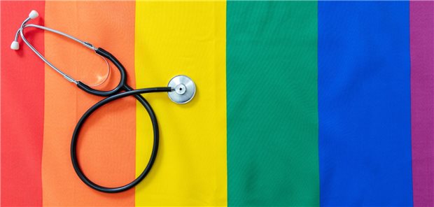 LGBTQIA+ – What!? Auch queere Patienten und Patientinnen kommen in die hausärztliche Sprechstunde. Mit wenigen Maßnahmen kann eine Praxis dafür sorgen, dass entsprechende Patienten sich besser aufgehoben fühlen.