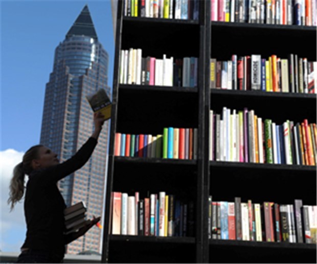 Digitalisierung wälzt den Markt um Auch vor den Hallen lädt die Frankfurter Buchmesse zum Lesen ein. Daniela Sacchi bestückt die Regale der Freiluftbibliothek Stadtlesen 2012.