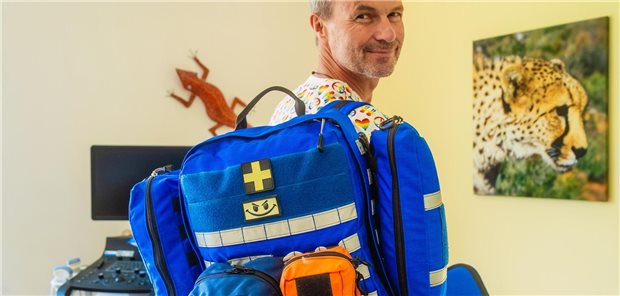 Hausarzt Florian Vorderwülbecke mit seiner Tasche