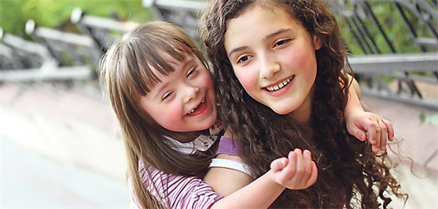 Auch wenn Geschwisterkinder sich gut verstehen, kann die Situation belastend sein. Dort wollen die Programme ansetzen.