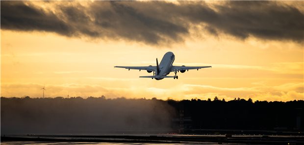 Lockdown 3.0: Wie es soweit kommen konnte und was jetzt nötig ist Flugzeug im Abendhimmel: Auch wenn das Fernweh groß ist – zumindest im Sommer entfiel ein Großteil der Neuinfektionen auf Reisrückkehrer.