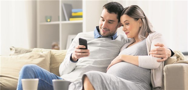 Neuer Schub für den digitalen Austausch Auch wenn der Partner den Untersuchungstermin beim Arzt verpasst hat, über das Digitale Gesundheitsnetzwerk können sich Paare gemeinsam übers Smartphone die Daten ansehen – inklusive Mutterpass.