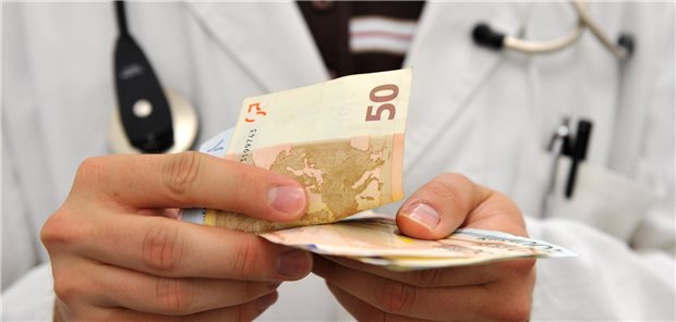 Auch wenn es im EBM um die Honorierung von Sachleistungen geht: Am Ende kommt auch für Vertragsärztinnen und -ärzte das Honorar in Form von Bargeld in die Hand – oder per Überweisung aufs Konto. 