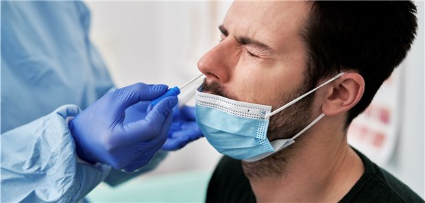 Auch wenn in Pforzheim die Inzidenz langsam sinkt, die Infektsprechstunde bei Hausärztin Nicola Buhlinger-Göpfarth ist voll (Symbolfoto mit Fotomodell).