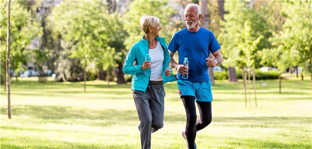 Joggen und Aerobic lässt Kniegelenke nicht verschleißen Auch wenn’s vielleicht schon mal im Gelenk etwas zwickt: Joggen ist für die Knie von Senioren eher nützlich als schädlich.