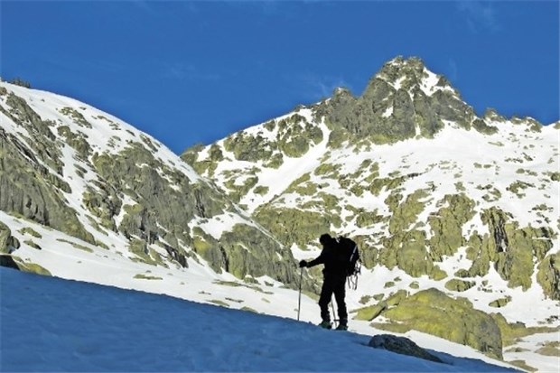 Fitness schützt nicht vor Bergkrankheit - eine gute Prophylaxe ist ein langsamer Aufstieg Auf 2800 Metern Höhe hat die Hälfte der Bergsteiger Symptome der Bergkrankheit, auf 4500 Metern sind es schon 85 Prozent.