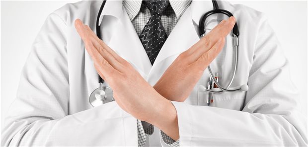 Ein Arzt auf Abwehrhaltung - richtet sich diese gegen Corona-Maßnahmen kann das berufsrechtliche Folgen haben.