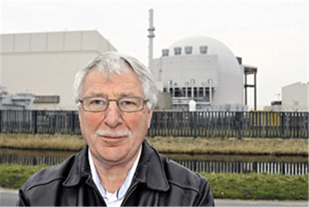 Hausarzt zwischen Brokdorf und Brunsbüttel Auf Augenhöhe mit Brokdorf: Für Dr. Günter Voigt ist das Atomkraftwerk von seiner Praxis aus nur einen Katzensprung entfernt.